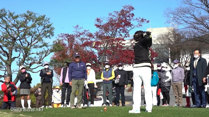 當有空時，她也愛打高爾夫球；打球時，走路可以鍛鍊心肺、關節活動度；揮桿會訓練全身肌力，以及高度專注力，讓腦袋和身體一致。