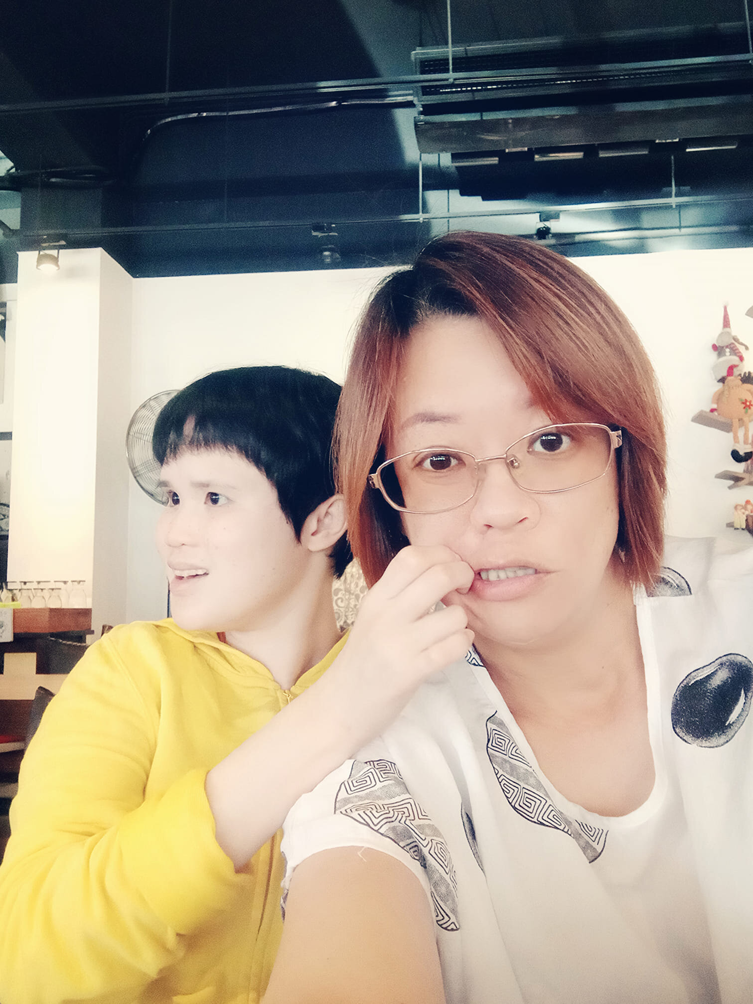 台灣一名單親媽媽的長女如今長女已28歲,但既不會說話,也無法自理生活,且情緒起伏大,需要一定的耐性及愛心去照顧。