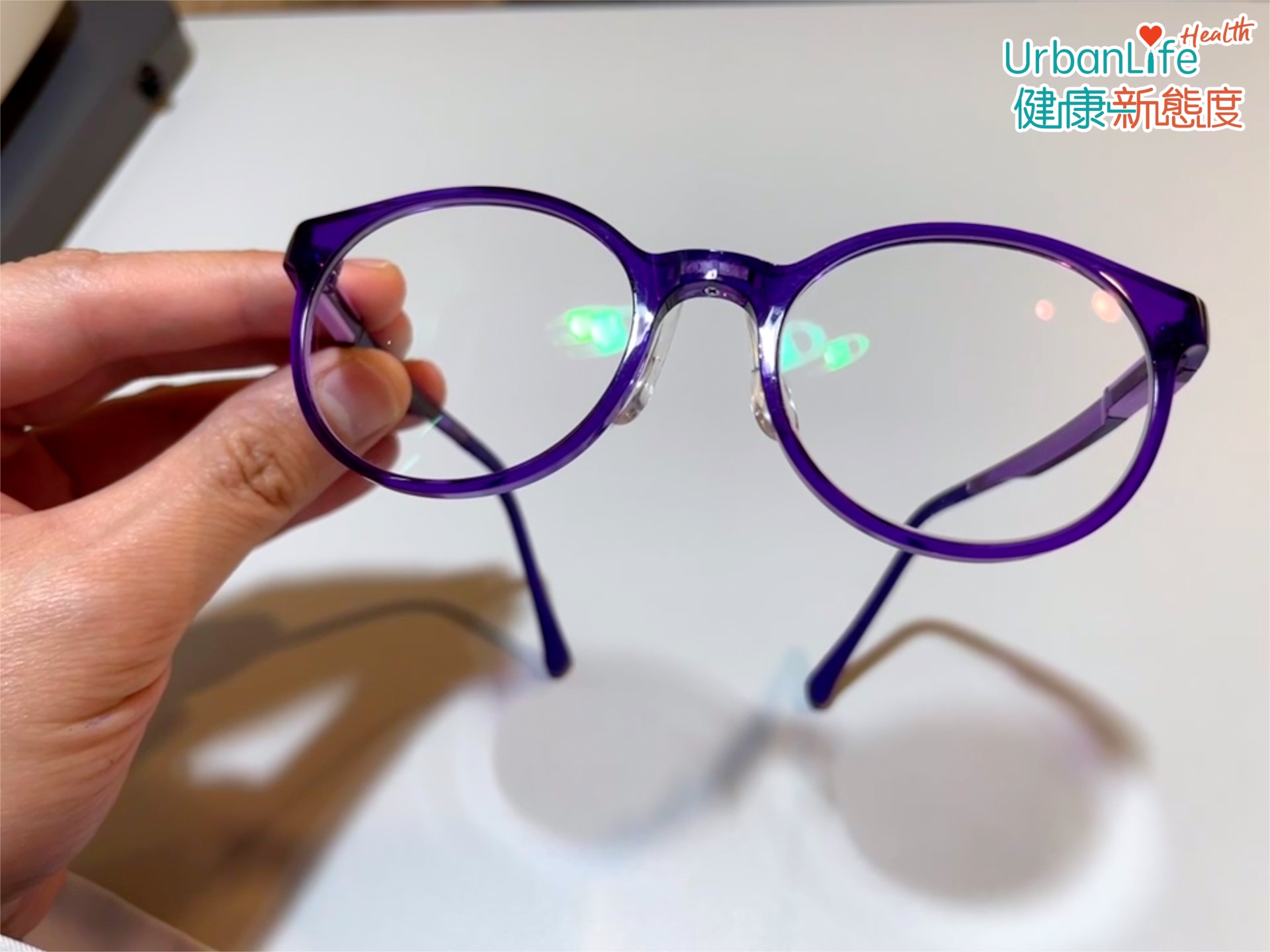 有一些特製的眼鏡，如DIMS眼鏡或HAL眼鏡，這些鏡片都是利用離焦的技術，達到減慢近視加深的效果。