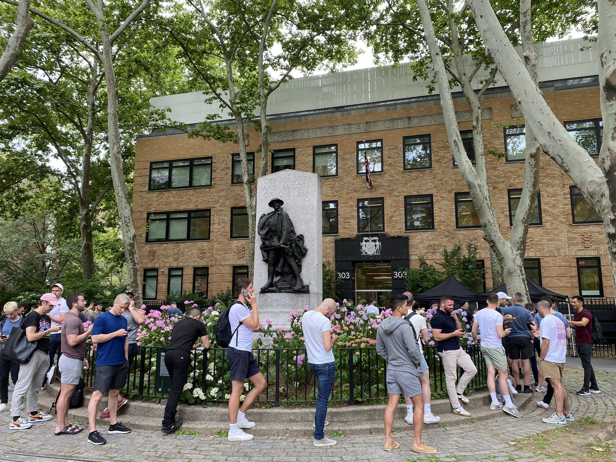 紐約日前閃電宣布「開打猴痘疫苗」,100名男士隨即排隊迫爆診所。