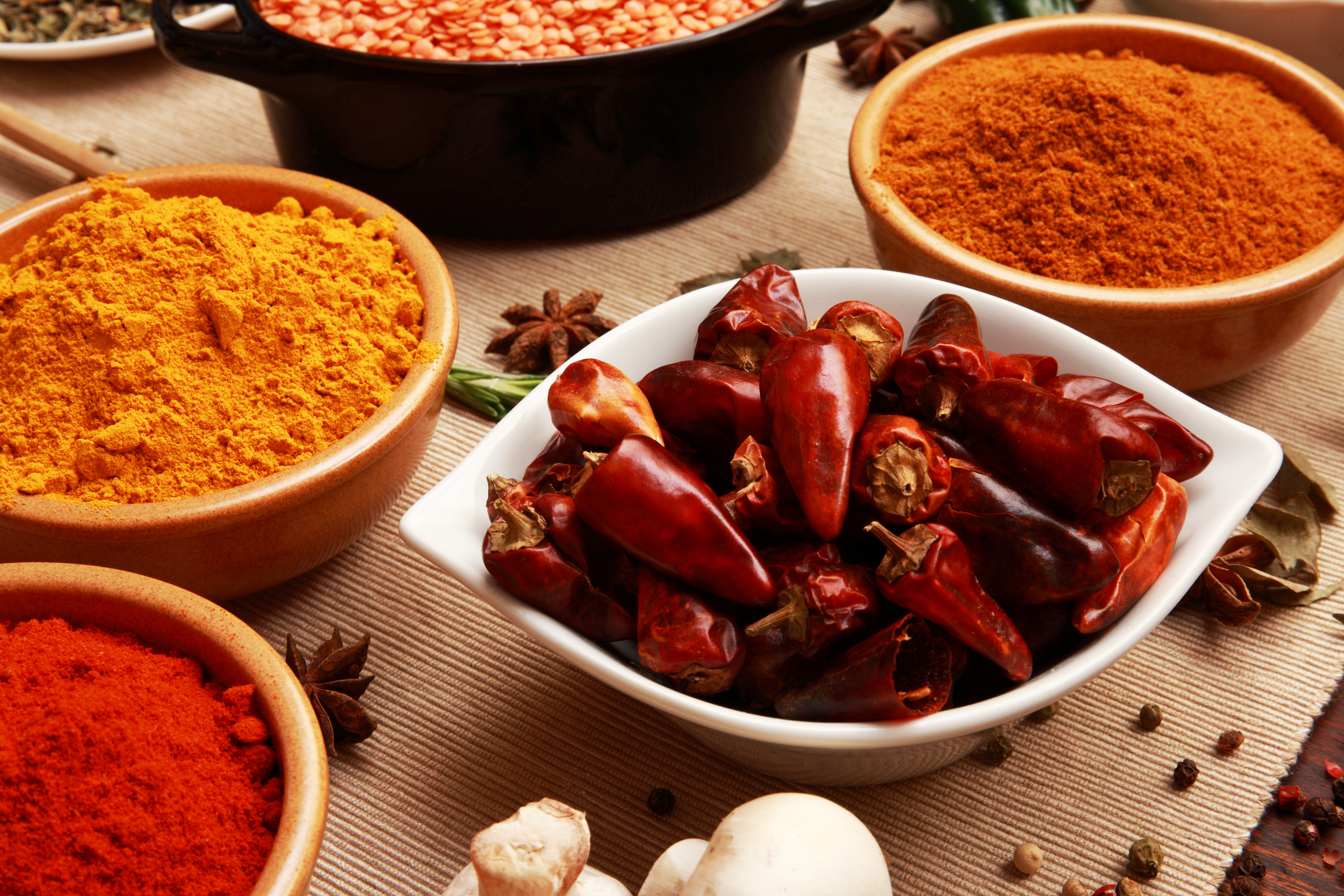 辣椒中引起辛辣感的成分辣椒素,會引發時間較短的灼熱感和炎症,偶然一次的大量進食就會刺激肛周血管,有機會導致痔瘡症狀加重。