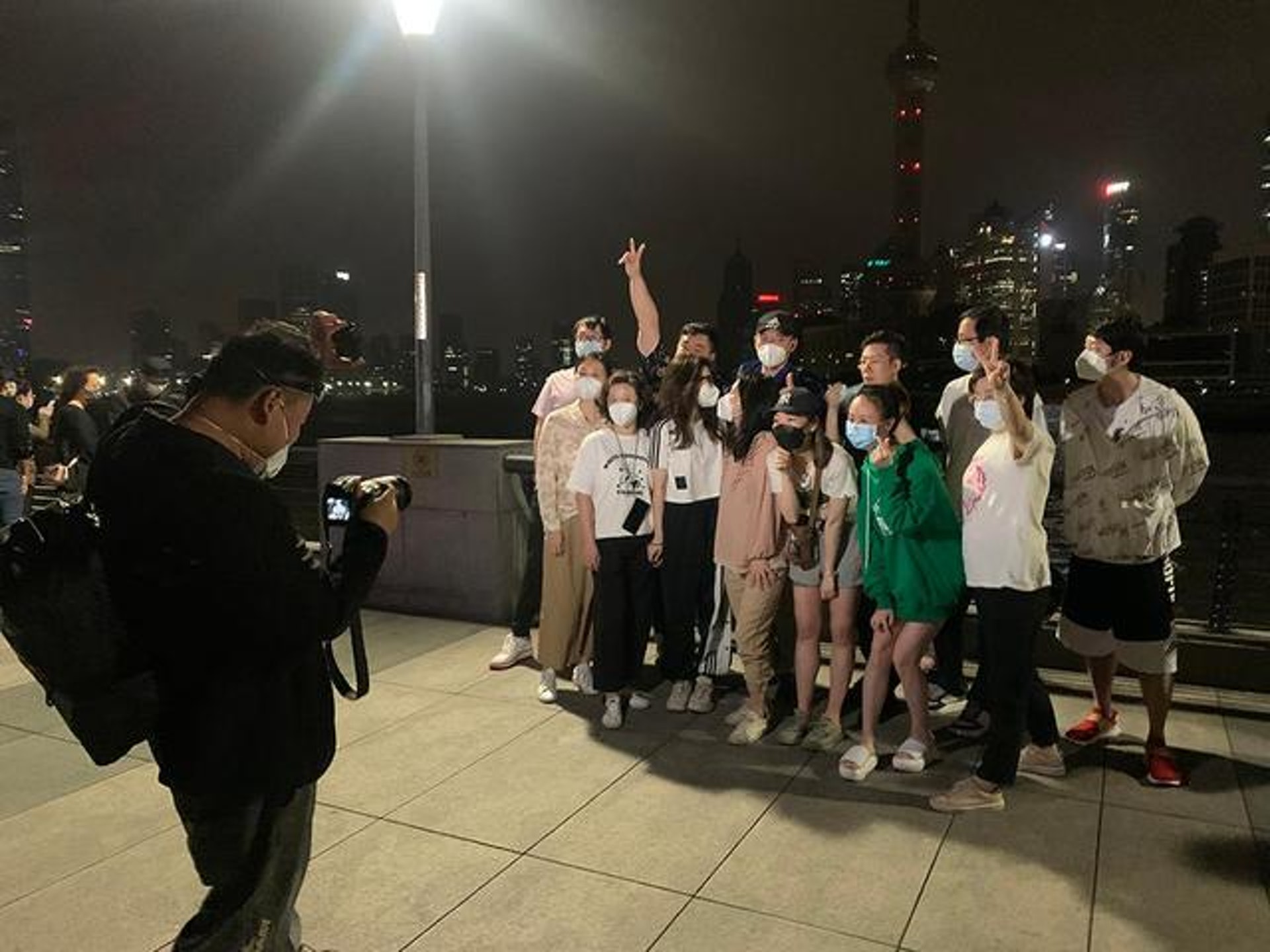 大量民眾解封後上街慶祝，打卡留念。