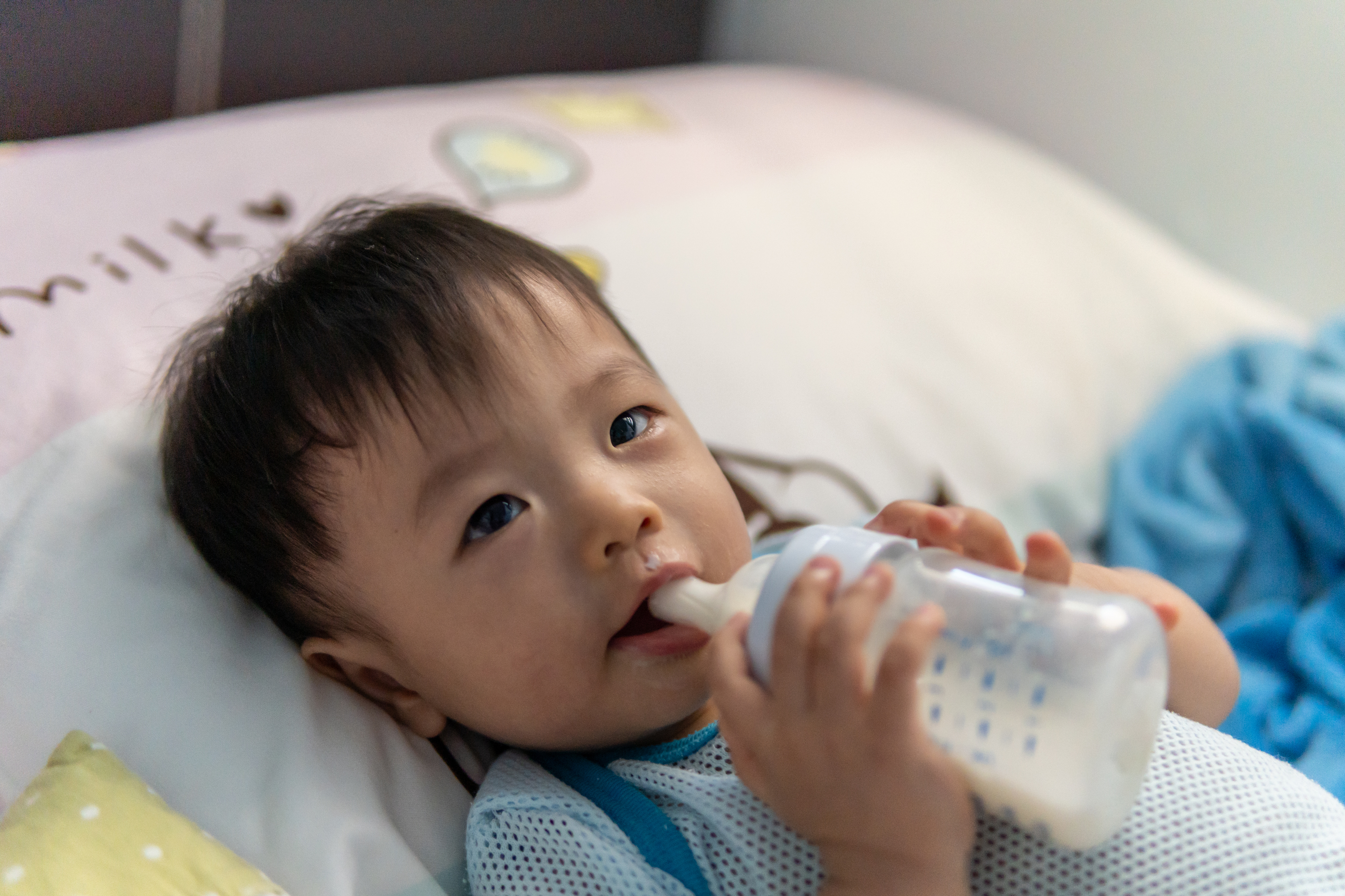 醫生解釋,由於躺著喝奶會令鼻咽受壓,引致容易將奶液引流至耳咽管而誘發中耳炎。(非當事人)