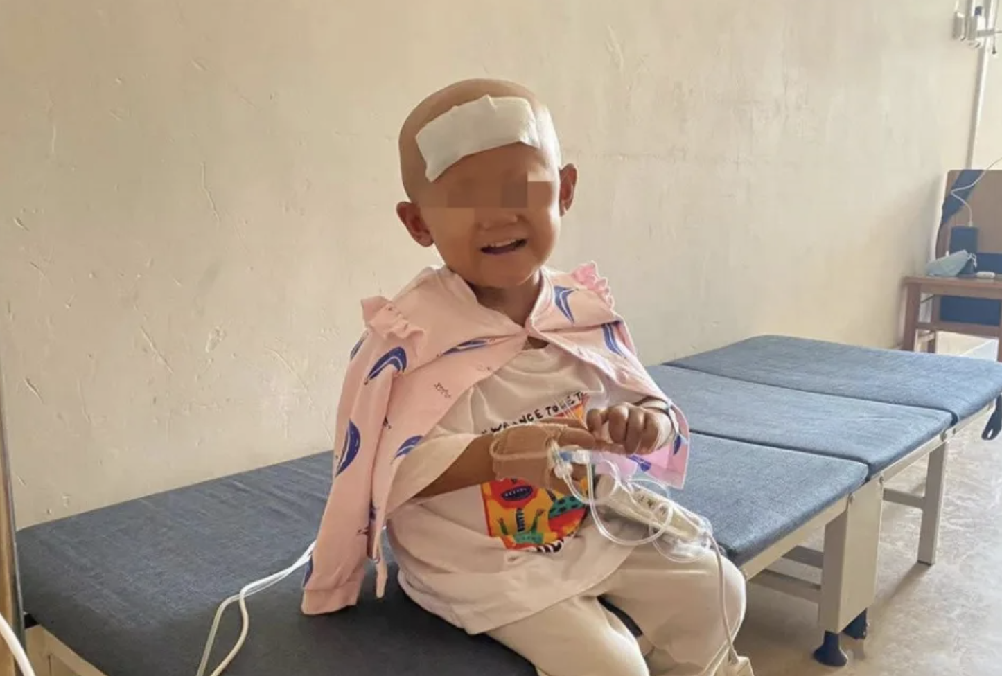 2歲的馨馨患有「神經母細胞瘤」第四期,目前在河南省腫瘤醫院接受治療。