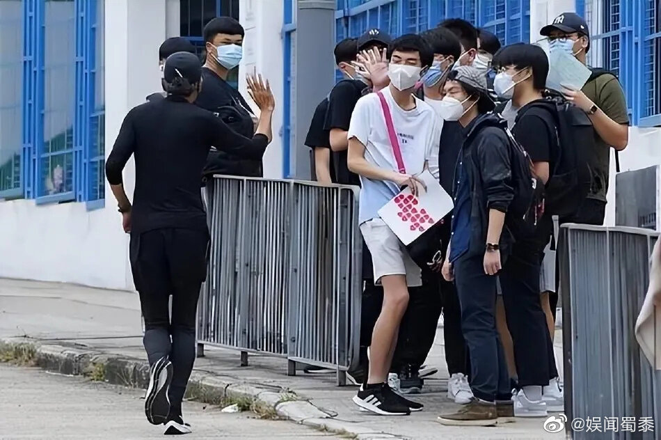 發哥是每天堅持跑步的,可以說風雨無阻,亦幾乎不會耽誤,哪怕外出拍戲,一大早也會按時起床去跑步。