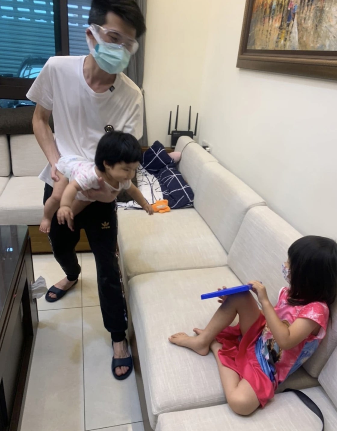 台南有一家四口的媽媽和兩個女兒同時間染疫，父親肩負「一打三」。