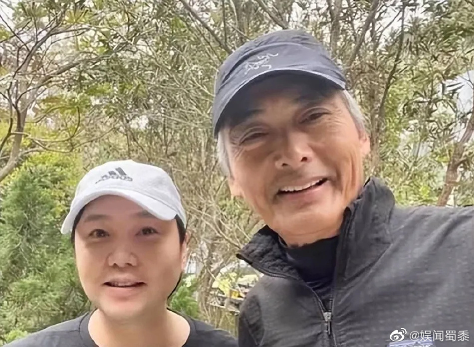 雖貴為大咖,但發哥相當和藹可親,絲毫沒有明星架子,和粉絲們合影也超級親切,幾乎來者不拒。