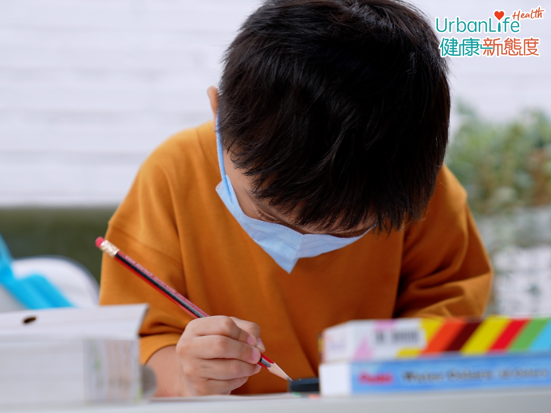 小朋友做功課時，向頭靠近書本或瞇起眼睛，都有可能是患上近視。