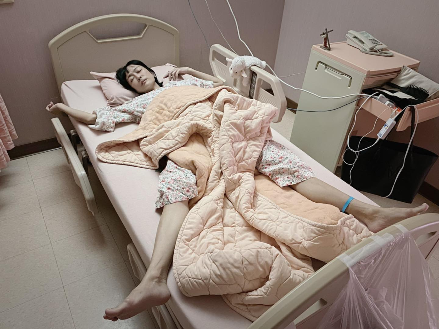 唐玲透露,進行子宮摘除手術前,最擔心的是疤痕和陰道長短的問題,不過最後全部都獲解決。