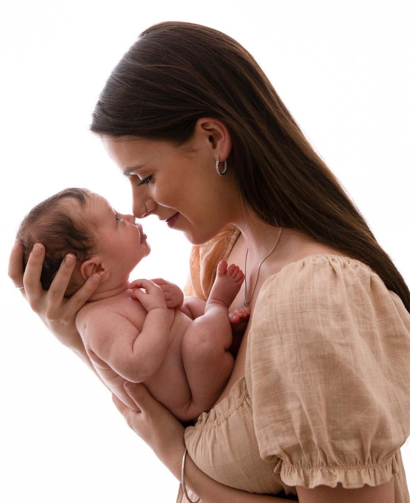 Cristina表示Alya是天使的禮物，更替女兒開了社交平台Tiktok帳號，和網友分享這位「微笑天使」的日常生活。