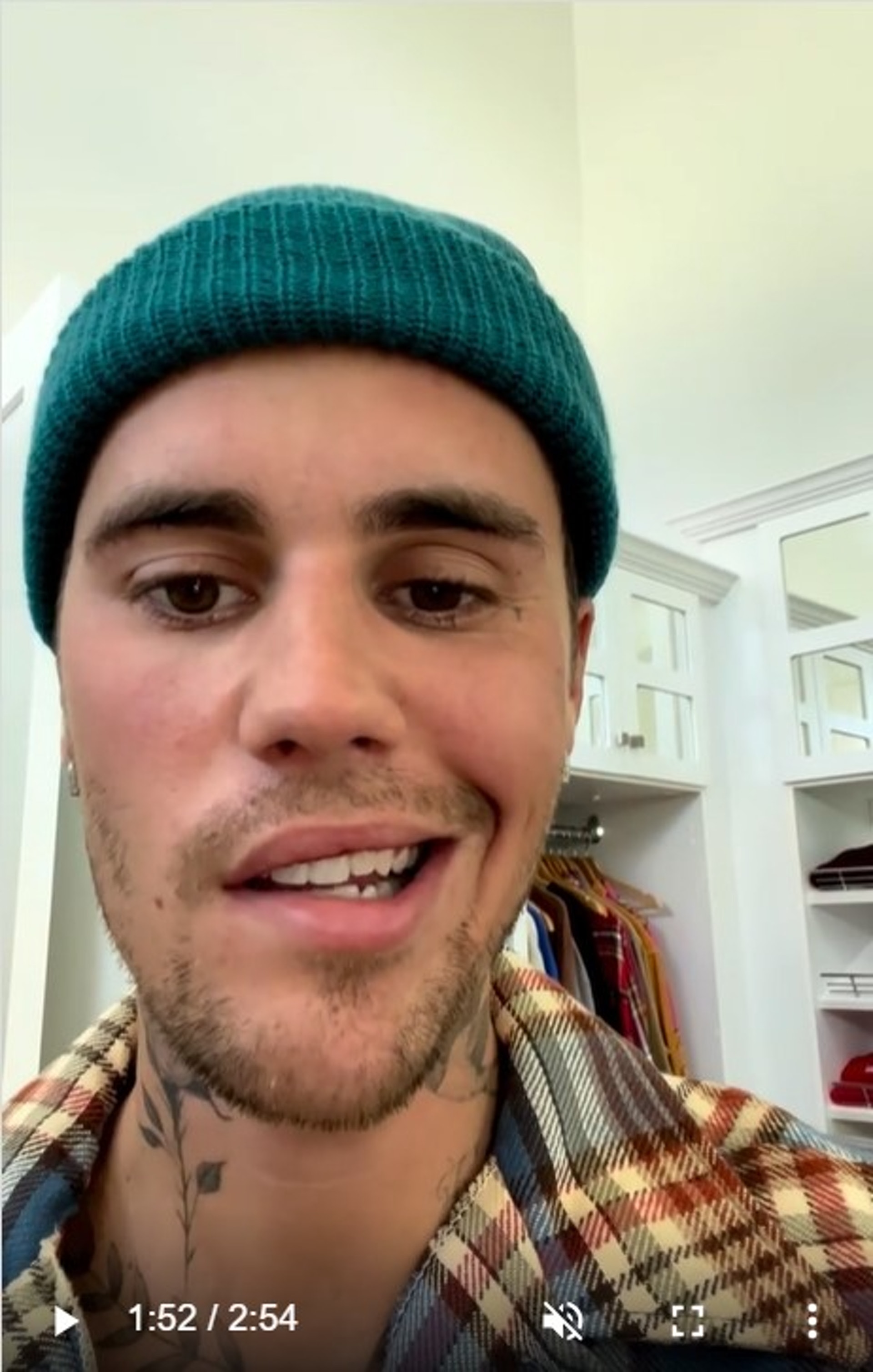 Justin Bieber半邊臉癱瘓。