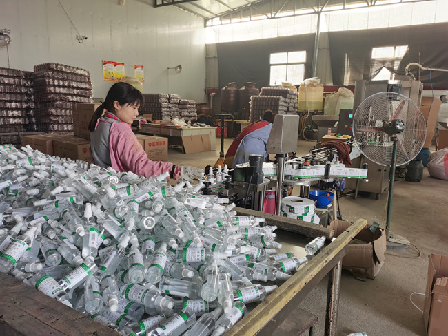 警方對他寄過去的消毒液樣品進行了檢測,結果為該消毒液中甲醇含量為98.01%。