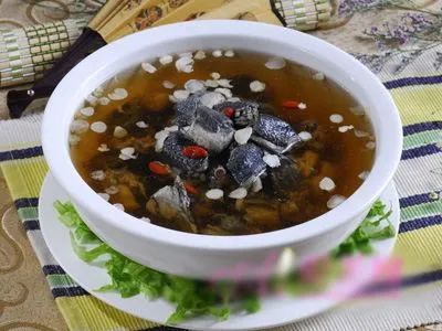木耳枸杞烏雞湯有助補益肝腎、補血、紓緩腰腿疼痛。