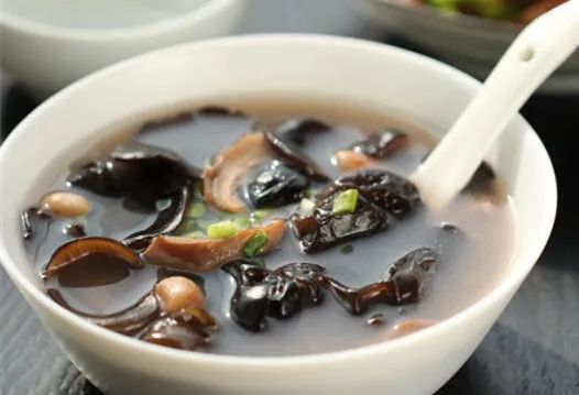 黑木耳瘦肉湯有助滋補脾腎、補血。