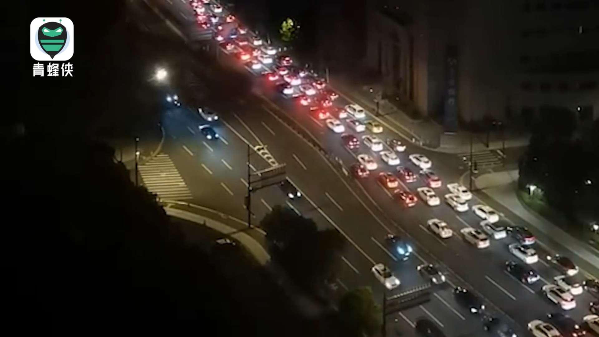 上海解封後，半夜街上湧現人潮和車潮。