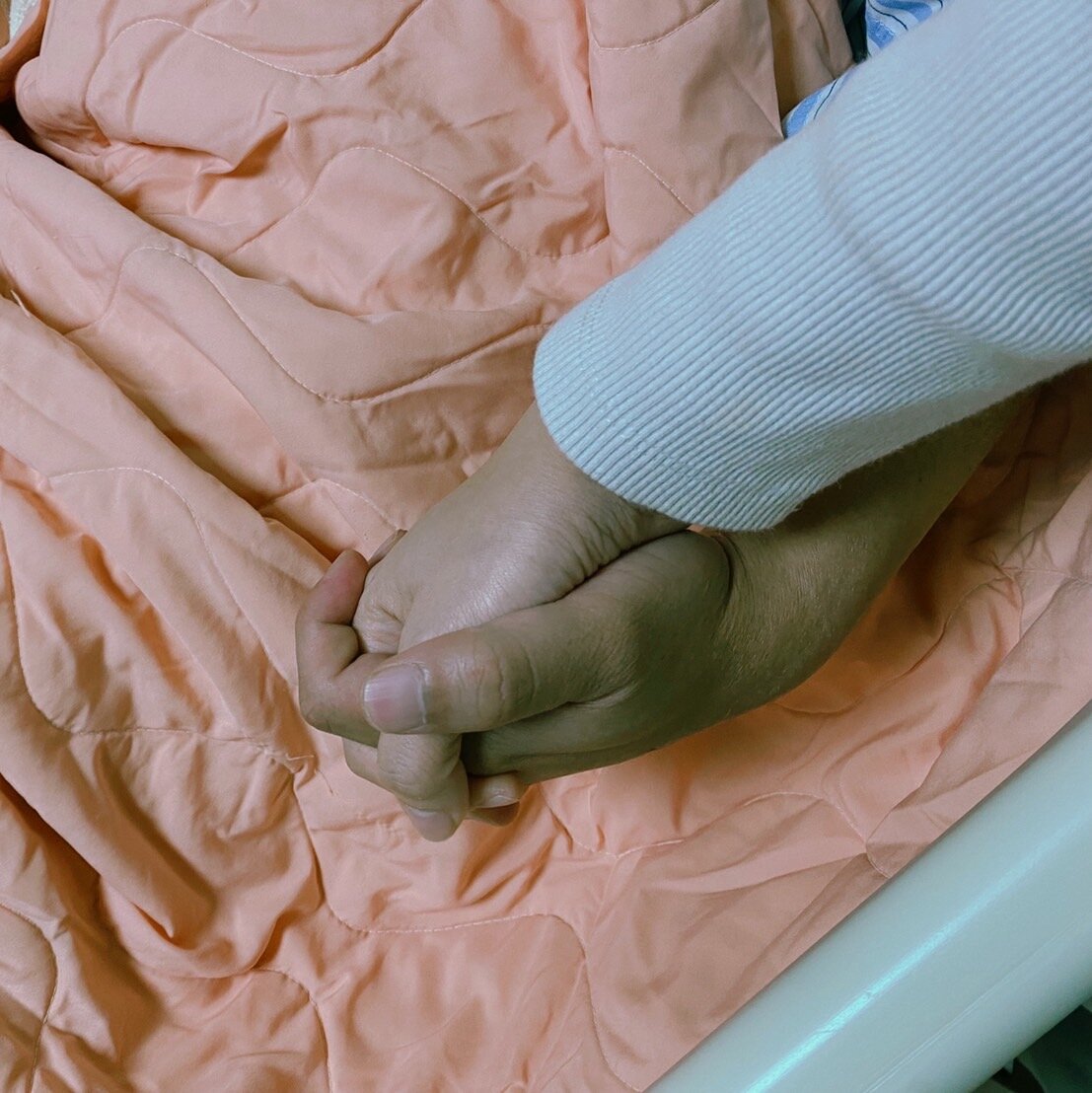 依依指,在病房時,她會陪「納豆」做簡單的自主復健,以降低他對床的依賴度。