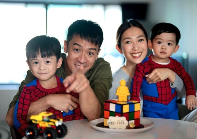 香港藝人陳智燊為兩個囝囝的教育,一人回到英國鑽研英式教育。