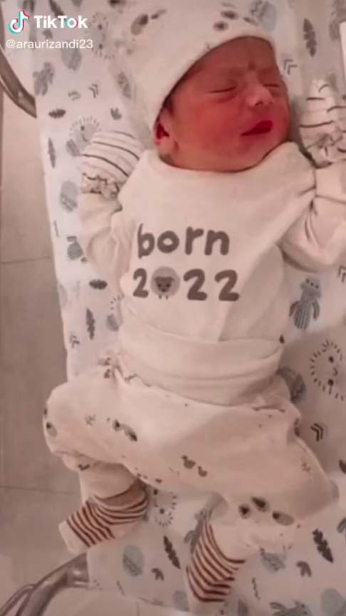 當時醫生在極昏暗的環境下動刀，不慎將嬰兒的左耳割斷。