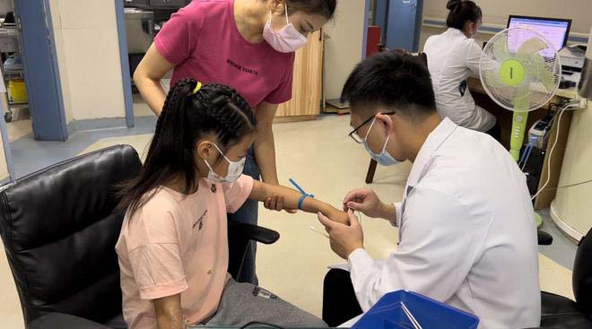 幸好，經過檢查後，發現女兒彩新與他匹配成功了。