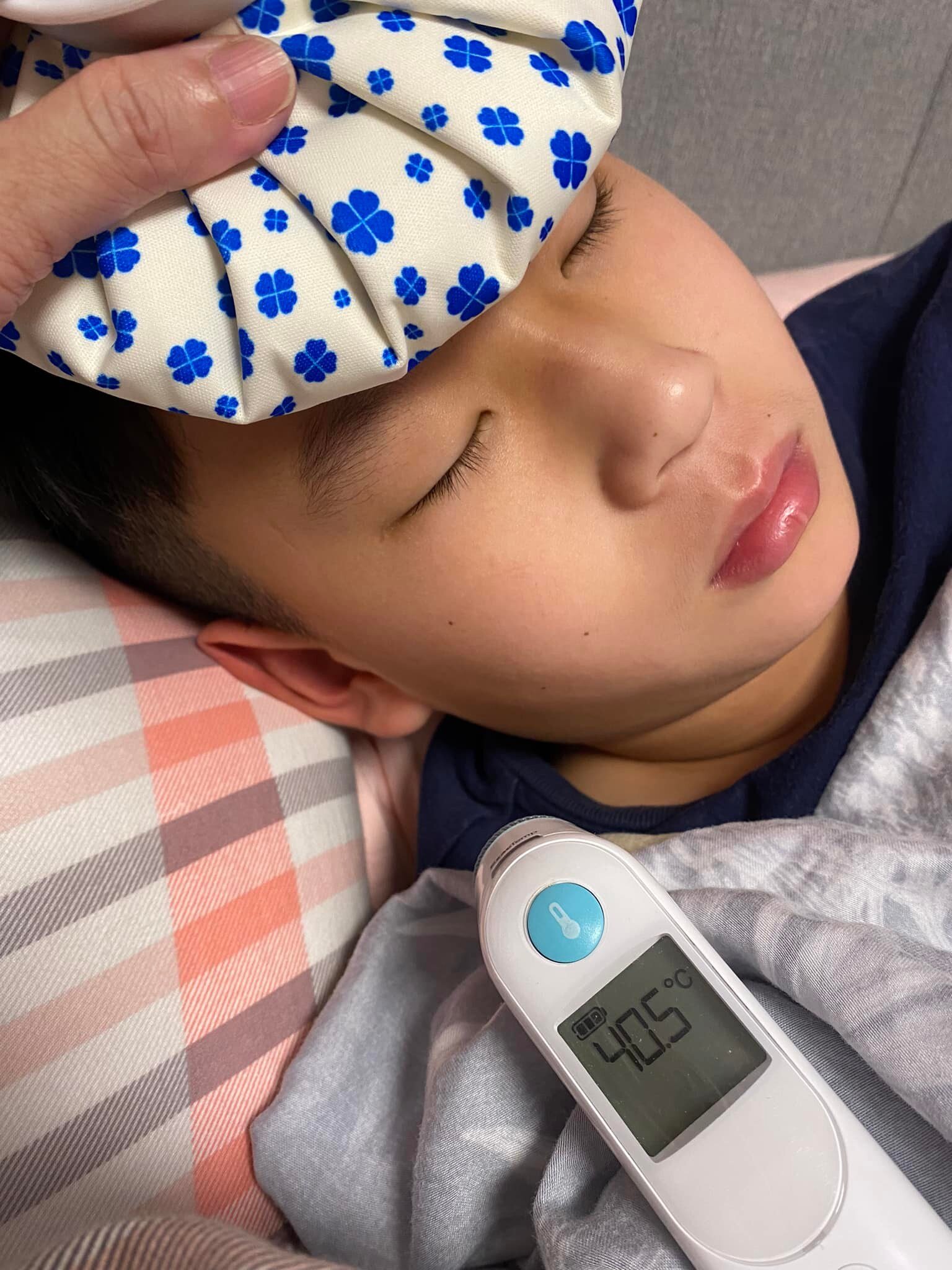 台灣一位媽媽經隨時監測孩子體溫,顯示39.4°C、39.7°C、39.9°C、40.5°C,甚至燒到全身打顫。