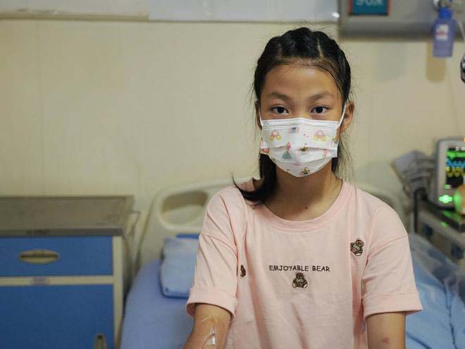 雖然彩新沒有喊過痛，但她畢竟還是小孩子，她看出了彩新心裡的不安和害怕，不斷鼓勵著她。