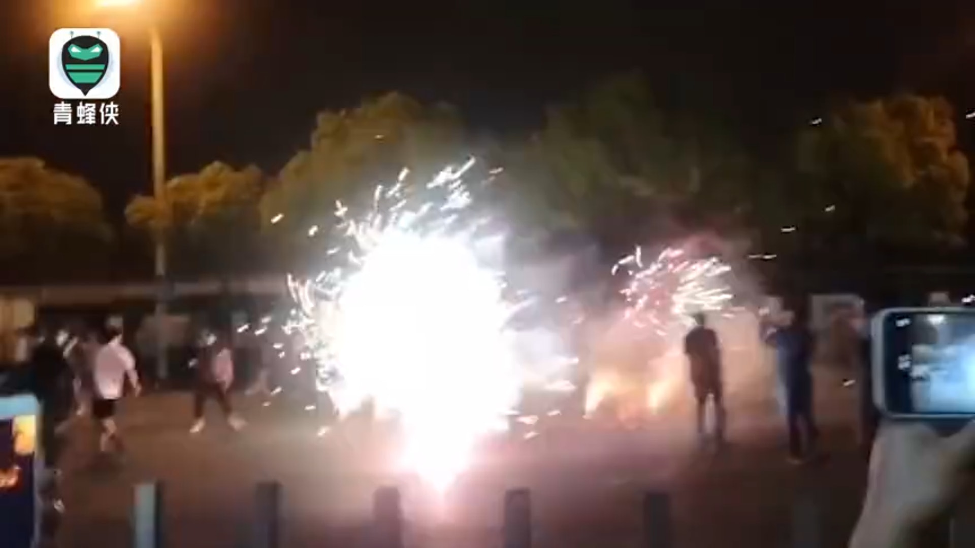 上海有市民放煙花慶祝解封。