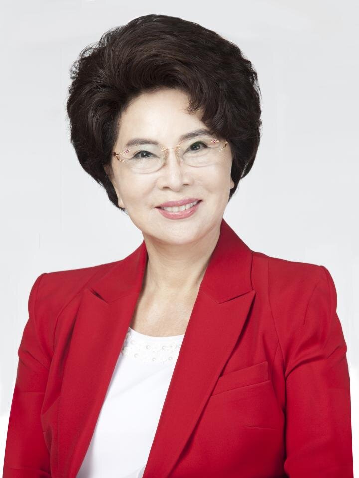 韓國財團董事、兼大學校長、醫院創辦人、另涉足媒體和教育領域的李吉女（이길여）不符合真實年齡「神凍齡」，外貌驚呆網友，看起來只有60多歲。