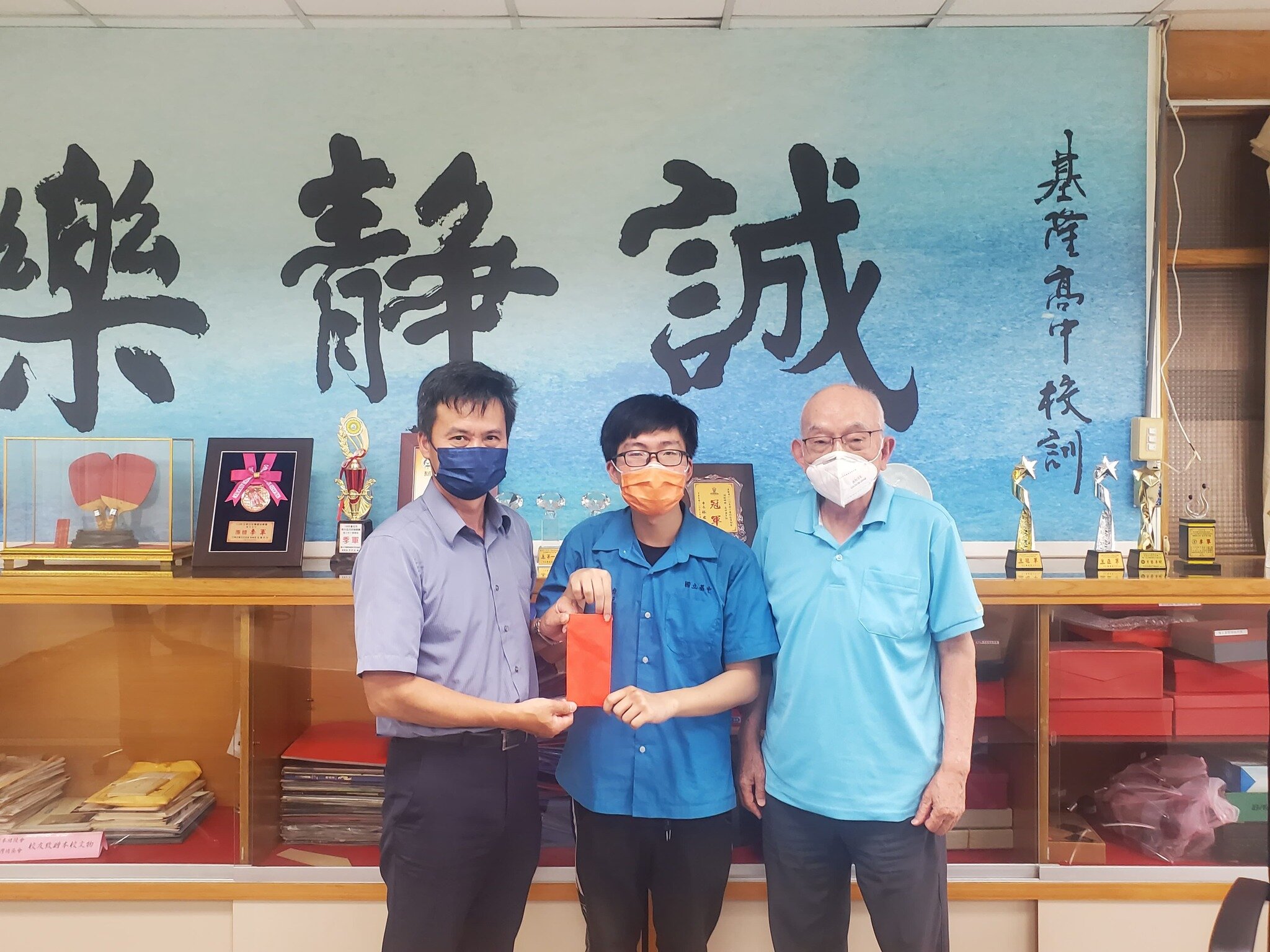 後校方知情，亦發起募款、雪中送炭，唐同學表示感激。