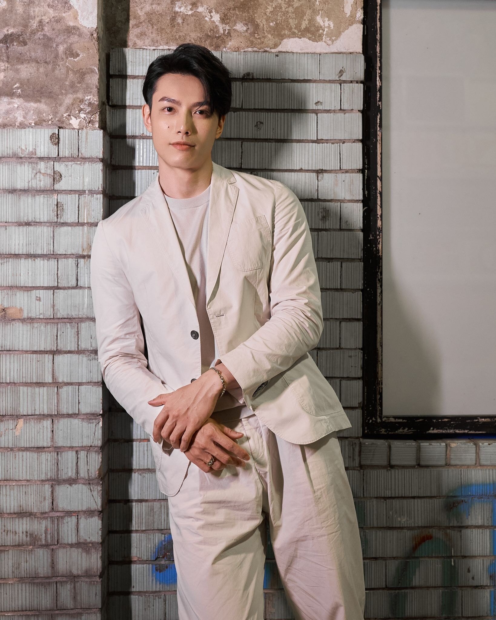 台灣男演員賴東賢拍了2齣男男戀的BL劇,亦《My Hero》和《約・定》,後受到矚目。