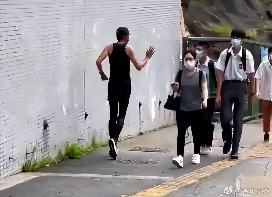 看到發哥跑步的背影,不少網友指照片看上去整個人消瘦了許多,尤其四肢纖細無比,簡直瘦成竹竿一般,像「紙片人」。