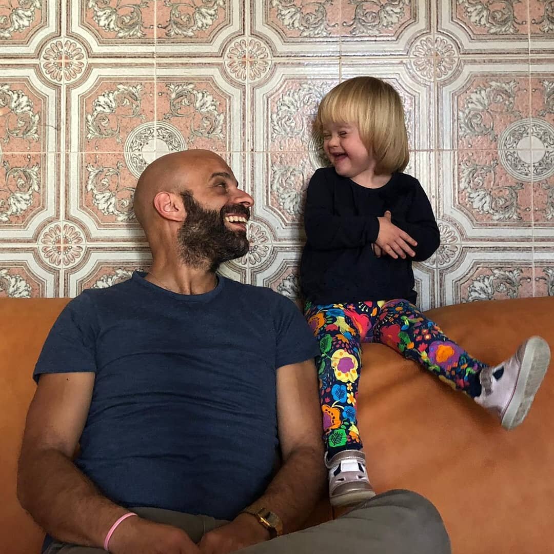 意大利一名41歲男同志Luca Trapanese在2017年7月遇上唐氏綜合症女嬰Alba。