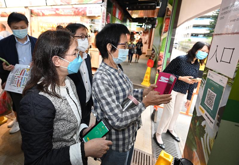由2022年2月24日起,進入全港食肆、街市、商場等地方,必須使用「安心出行」疫苗通行證。