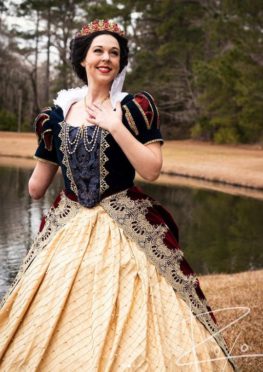 如今愛上Cosplay的Mandy也經常會自己設計縫製不同的公主服,大方展現自己的缺陷美。