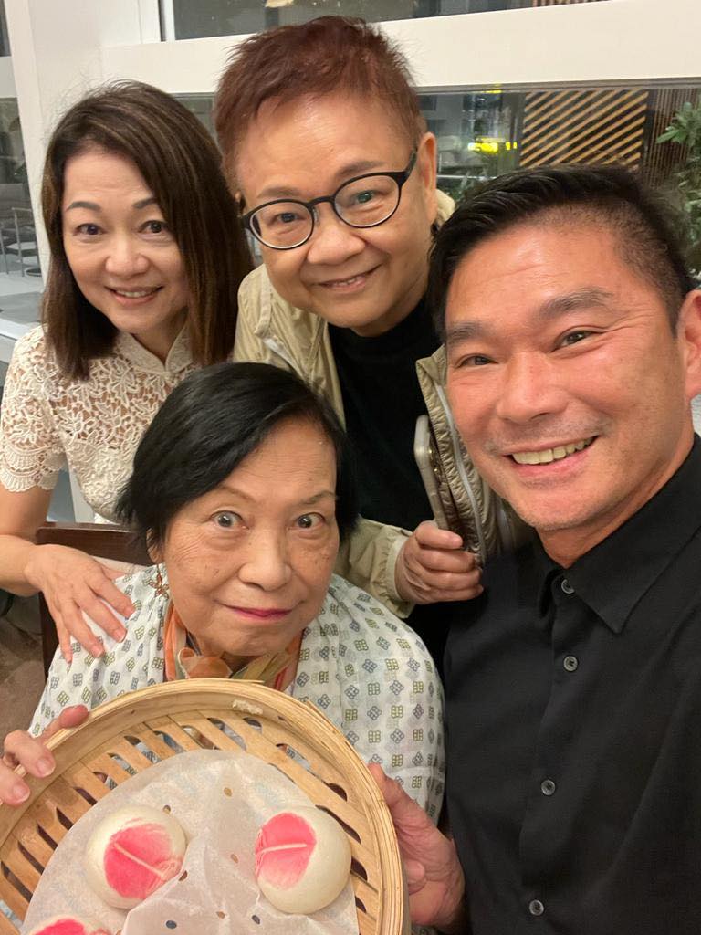 日前(4日),余慕蓮迎來85歲生日,一眾好友相聚為她賀壽,照片中可見她非常精神!