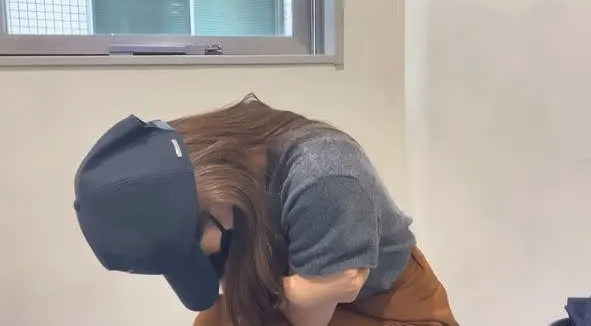 板野友美因腹痛入院就醫,痛到飆淚 。