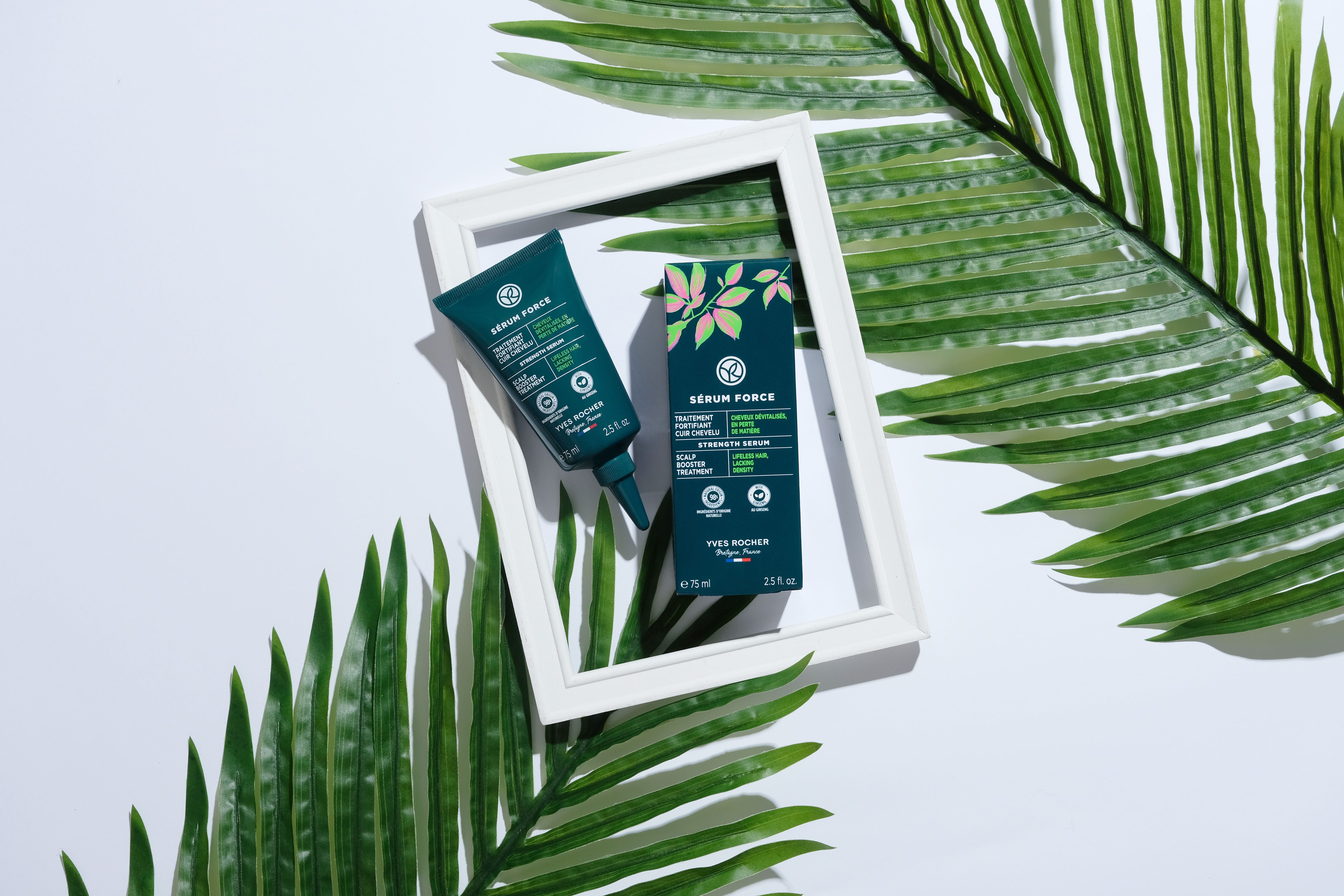 YVES ROCHER人蔘強韌活髮精華(HK$295/75ml)蘊含人蔘萃取,先用梳或手指將頭髮分區,在乾淨頭皮上逐行少量塗抹乳狀精華,並以打圈方式按摩頭皮,直至完全吸收,毋須沖洗,用後頭皮感覺清爽不黏笠,每周使用 2 至 3 次,即可發揮強韌防掉髮、養護頭皮健康的作用,任何髮質均適用。