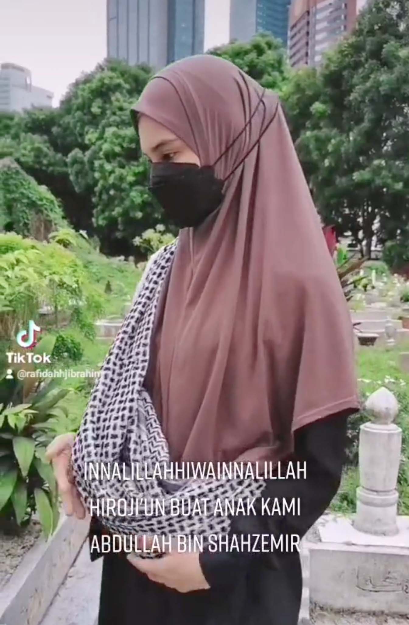 兩人為孩子取名為「Abdullah」,並親手將孩子安葬於穆斯林墓園中。