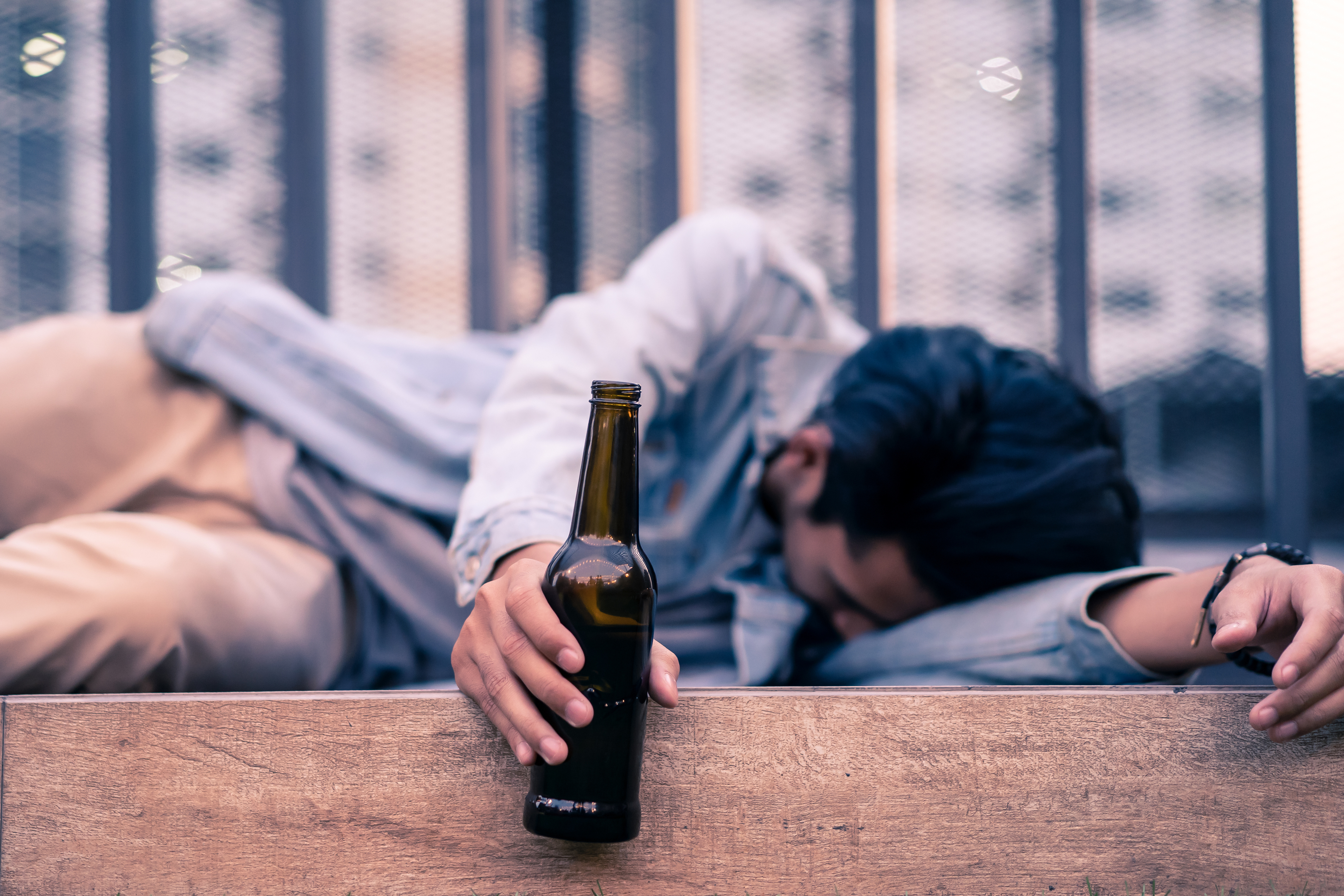 男子挑戰短時間狂灌烈酒,其後引發急性酒精中毒死亡。(非當事人)