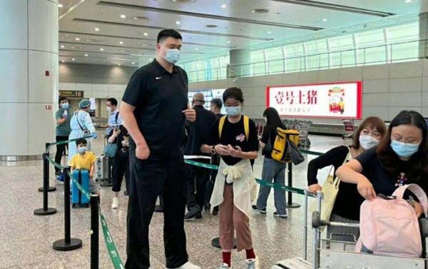 姚沁蕾的身高就已經逼近姚明胸前，保守估計高約180厘米