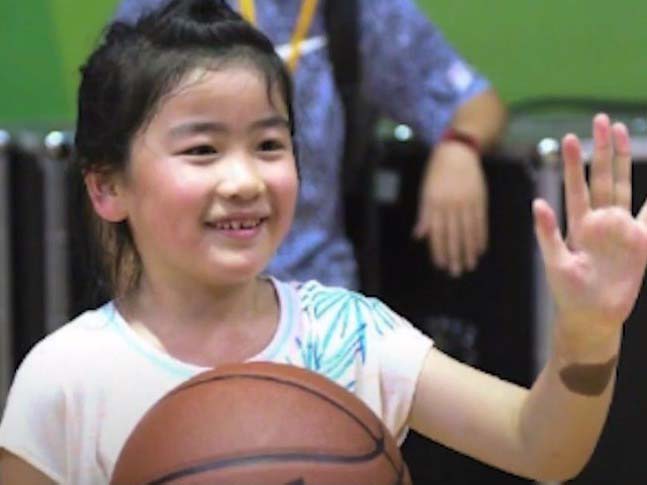 女兒生於運動世家，從小耳濡目染，養成了喜歡打籃球等運動的習慣。