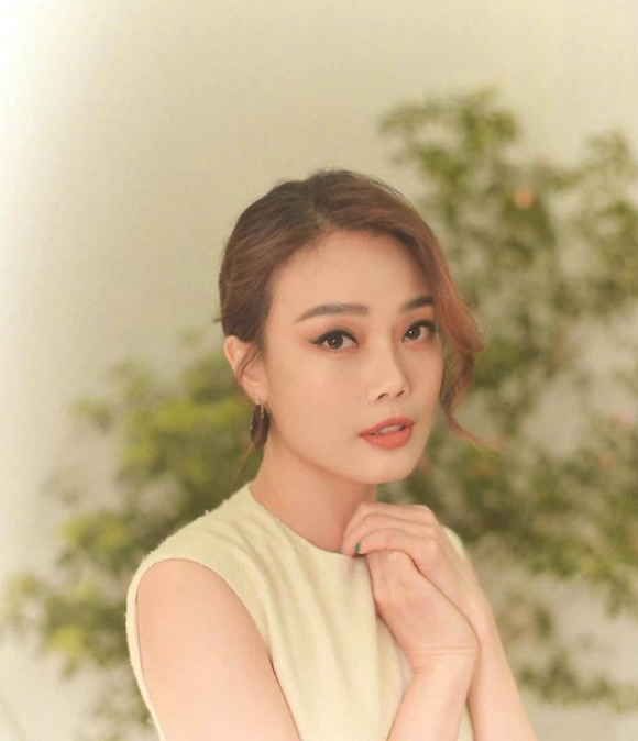 早前容祖兒(Joey)在Instagram分享跳繩爆汗的相片,她表示自己每日跳三、四千下。