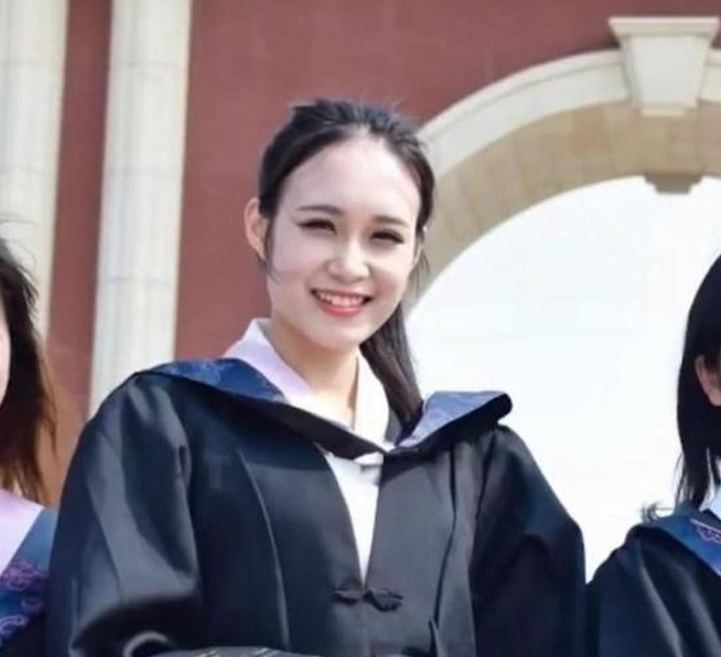 工作前皮膚白皙、五官清秀、身材纖細,是校花等級的美女。