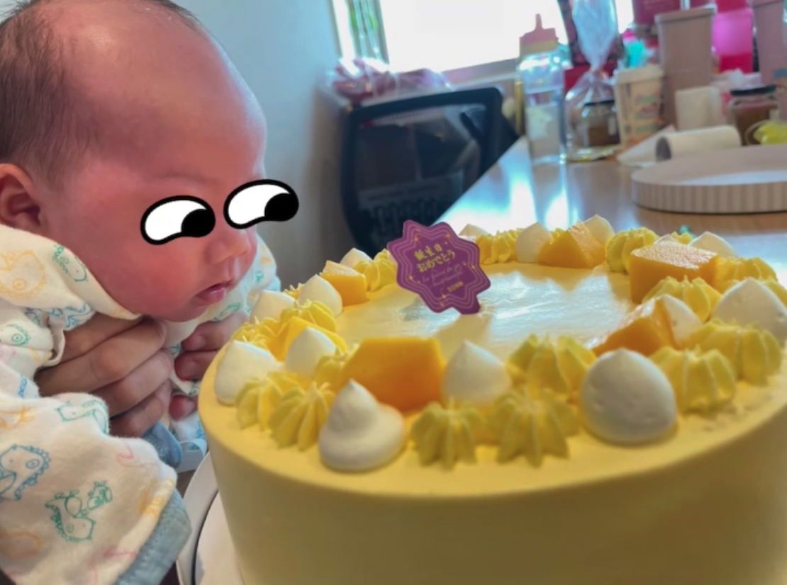 醫護們為小可愛慶祝滿月,買來蛋糕,希望給他多一點愛。