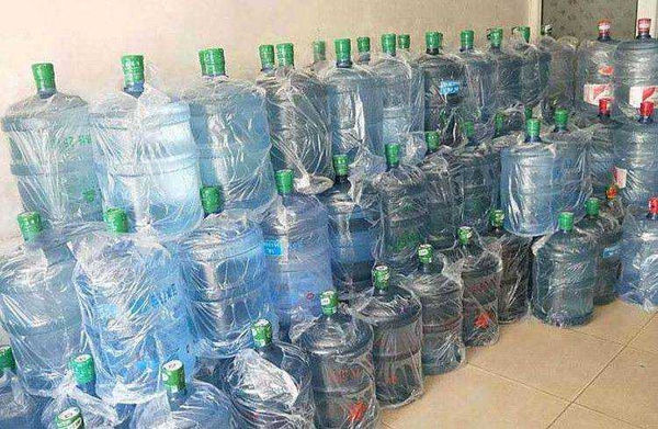 兩人所訂購的「桶裝水」,樽的材質不合格,並非標準PC物料(食品級矽膠)。