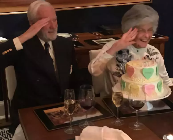 在孩子們的陪伴下,兩人用軍人的方式告別。