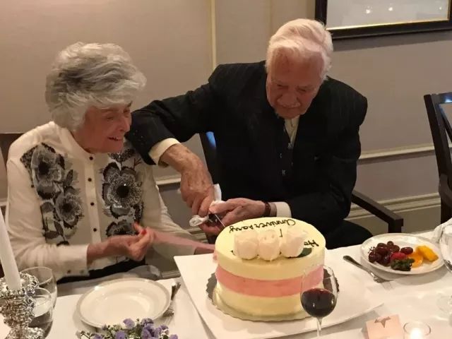 喬治每年生日,雪麗都親手製作蛋糕為他慶祝。