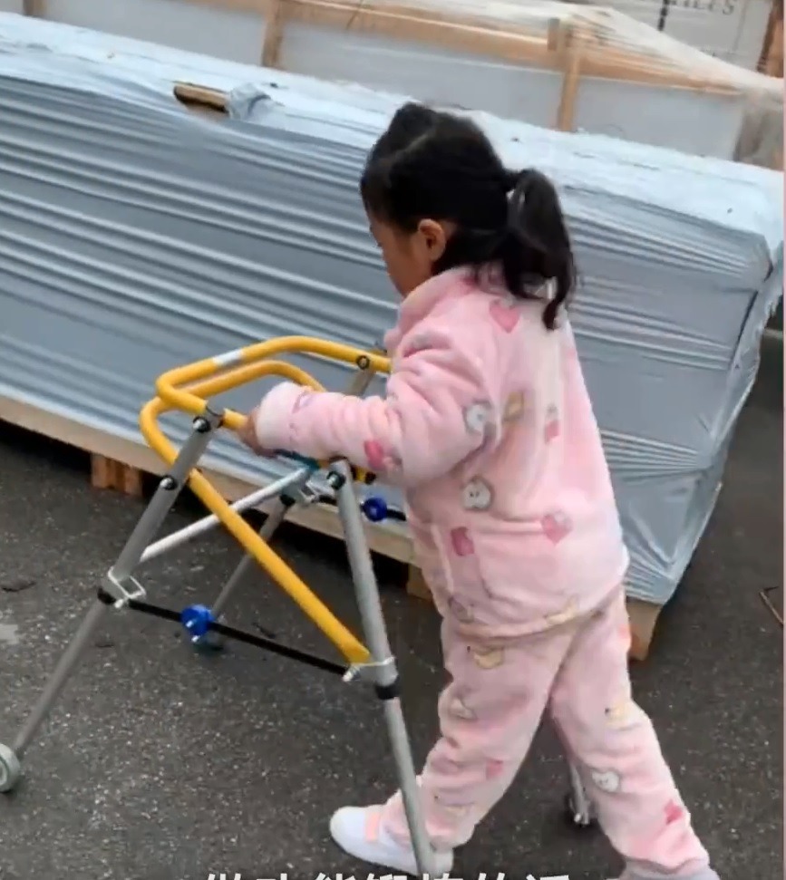 每天邊哭邊做訓練,逐漸從能獨立行走,到現在可以步履蹣跚的跑起來。