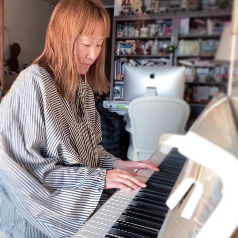 王菀之在家中自彈自唱，努力克服心理壓力。