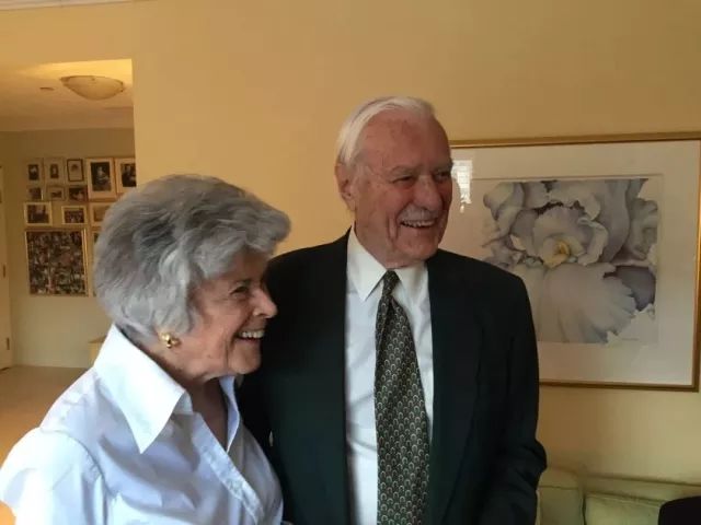 兩人婚後生活依然甜蜜,雪麗熱愛畫畫,喬治就陪她一起去看畫展。