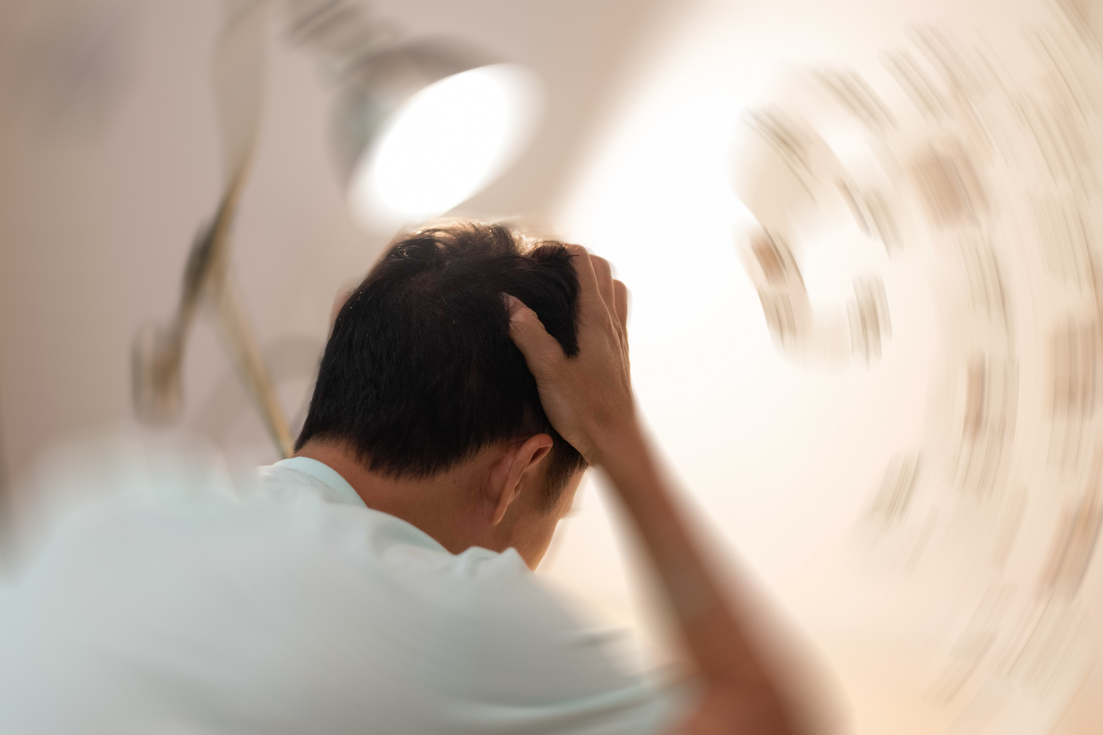酒精中毒徵狀包括精神錯亂、嘔吐、抽搐、呼吸困難、面色變青或蒼白、昏迷等。
